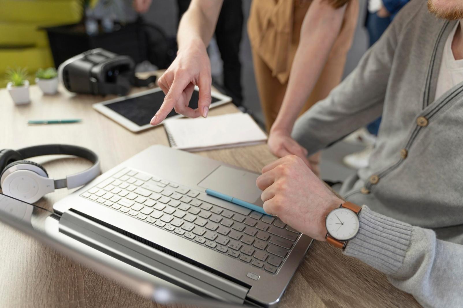 Espace de travail organisé avec calendrier financier